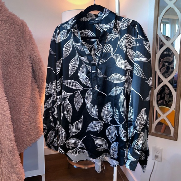 Silky flowy satin style long sleeve collared botanical print blouse/top - Picture 5 of 6